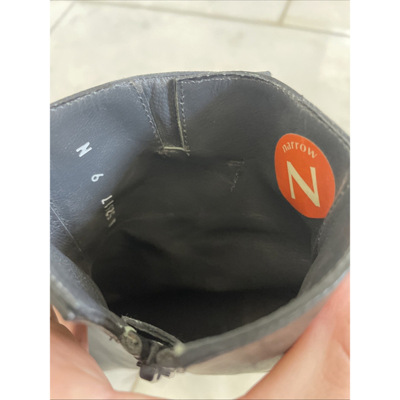 Stuart Weitzman, Women’s Size 9 Narrow, Black Leather Heeled Ankle Boots Zip Up - Picture 8 of 11